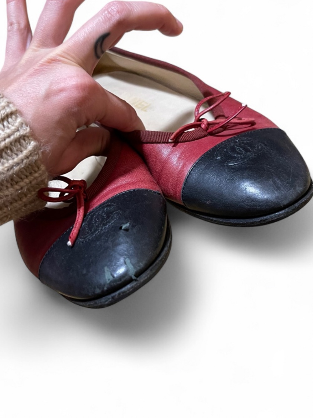 CHANEL Red Leather Ballet Flats with Black Cap Toe - Picture 4 of 4